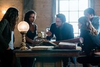 Sleepy Hollow – (v.l.n.r.) Diana (Janina Gavankar); Jenny (Lyndie Greenwood); Ichabod (Tom Mison); Alex (Rachel Melvin); Jake (Jerry MacKinnon)