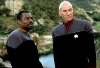 Star Trek - Der Aufstand – Ist das Einmischen in Angelegenheiten einer fremden Kultur von Captain Picard (Patrick Stewart, r.) und Geordi (LeVar Burton, l.) wirklich der richtige Weg?