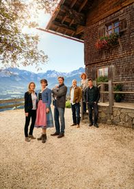 Daheim in den Bergen – Von links nach rechts: Die Schwestern Lisa (Theresa Scholze) und Marie Huber (Catherine Bode), Georg Leitner (Thomas Unger), Karl Leitner (Christoph M. Ohrt), Henriette Leitner (Heike Trinker) und Florian Leitner (Matthi Faust).