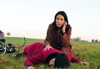 Sturm der Liebe – ARD STURM DER LIEBE FOLGE 1451 Uhr im ERSTEN. Nachdem Doris (Simone Ritscher, h.) irrtürmlicherweise Gitti (Kathleen Fiedler, v.) angefahren hat, kehrt sie zum Unfallort zurück und holt Hilfe.