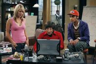 The Big Bang Theory – Penny (Kaley Cuoco, l.) kann nicht glauben, dass man so leben kann wie Leonard, Sheldon, Howard (Simon Helberg, M.) und Rajesh (Kunal Nayyar, r.) ...