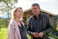 Der Bergdoktor – Franziska (Simone Hanselmann) zeigt Martin (Hans Sigl) das Haus, das sie kaufen möchte.