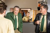 Hubert ohne Staller – Als Girwidz (Michael Brandner, 2.v.l.) eine gewisse Ähnlichkeit von Riedl (Paul Sedlmeir, l.) mit dem Opfer feststellt, hat Hubert (Christian Tramitz, r.) eine Idee, wie er die Ermittlungen vorantreiben kann (mit Jeanne Goursaud, M.).