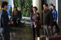 Scorpion – Als Louise (Pamela Shafer, M.) und Sean (Glenn Keogh, r.) bei Walter (Elyes Gabel, l.) und Megan ankommen, ahnen sie noch nicht, dass ein gefährlicher Pilz im Krankenhaus ihrer aller Leben für immer verändern könnte ...