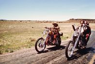 Easy Rider – Billy (Dennis Hopper, l.) und sein Freund Wyatt (Peter Fonda, 2.v.r.) nehmen noch einen dritten Reisegefährten mit auf ihre Roadtour: den Anwalt George Hanson (Jack Nicholson, r.).