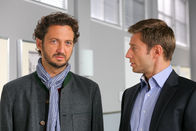 Die Rosenheim-Cops – Kommissar Sven Hansen (Igor Jeftic, r.) setzt Reinhard Wagenknecht (Jan Messutat, l.) unter Druck.
