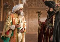 Aladdin – Sultan (Navid Negahban, l.); Dschafar (Marwan Kenzari, r.)