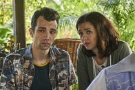 Man Seeking Woman – Josh Greenberg (Jay Baruchel, l.); Lucy (Katie Findlay, r.)