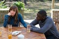 Get Out – Rose (Allison Williams) und ihr neuer Freund Chris (Daniel Kaluuya) beim Smalltalk auf der Terrasse.