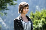 Der Bergdoktor – Jenni Wiesgott (Philomena Köbele) freut sich, endlich ihre Mutter zu treffen und viele Fragen stellen zu können.