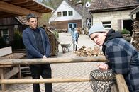 SOKO Stuttgart – Wer hat den stellvertretenden Leiter des Stuttgarter Jugendamts erschlagen? Einige Spuren führen in die Richtung eines Hofs, auf dem straffällige Jugendliche resozialisiert werden. Kommissar Rico Sander (Benjamin Strecker, l.) vernimmt dort Dennis Scheele (Luis Pintsch, r.), doch der hat der Polizei offensichtlich nicht viel zu sagen.