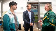 Notruf Hafenkante – Peer Heinke (Konstantin Graudus, r.) wundert sich über Florian Leibniz‘ (Manuel Mairhofer, l.) und Axel Dahlmanns (Jens Münchow, M.) Besuch im Tierheim.