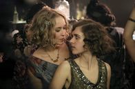 Babylon Berlin – Charlotte (Liv Lisa Fries, re.) und Vera (Caro Kult) amüsieren sich