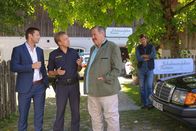 Die Rosenheim-Cops – Die Mordkommission ermittelt, nachdem ein Rosenheimer Schuhmacher tot aufgefunden wurde: Kommissar Hansen (Igor Jeftic), Polizist Mohr (Max Müller) und Kommissar Hofer (Joseph Hannesschläger). Im Hintergrund: Maik Duschinsky (Markus Langer).