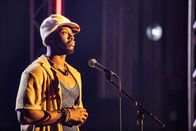 Death in Paradise – Der Musiker Deshawn Lyons (Malcolm Atobrah) wollte sich nur auf das große Konzert vorbereiten. Doch dann kommt alles anders.
