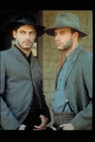 Long Riders – Charlie Ford (Christopher Guest, l.); Bob Ford (Nicholas Guest, r.)