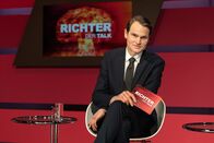 Browser Ballett – Talkmaster Magnus Richter (Fabian Hinrichs) posiert selbstsicher im Studio seiner Talkshow "Richter – Der Talk".