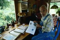 Löwenzahn Classics – In seinem großen Bärenbuch informiert sich Peter (Peter Lustig) über die Lebensgewohnheiten und das Vorkommen von Bären.
