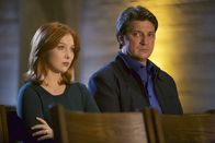 Castle – Alexis (Molly C. Quinn, l.) unterstützt ihren Vater Richard Castle (Nathan Fillion, r.), als der erfährt, dass sein Idol und Lieblingsautor ermordet aufgefunden wurde ...