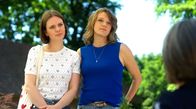 Rote Rosen – Victoria (Caroline Schreiber) lässt einen Vertrag für Jess’ (Juana Nagel l.) ungeborenes Kind aufsetzen. Jonas (Patrick Schlegel) ist fassungslos und wirft Lou (Eva-Mariia Grein von Friedl r.) und Daniel (Daniel Fritz) vor, Jess (Juana Nagel l.) zur Gebärmaschine zu degradieren.