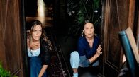 Der letzte Wille – Unangemeldeter Besuch von der Pflegeversicherung jagt Ella (Janna Striebeck, li.) und Gudrun (Karoline Eichhorn) einen Riesenschreck ein.