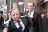 Das Millionen-Rennen – Ronnie (Peter Lohmeyer) versucht Matthias (Axel Prahl, vorn) zur Teilnahme am "Million Dollar Race" zu bewegen, beisst aber auf Granit.