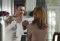 Desperate Housewives – Nachdem Orson ausgezogen ist, nimmt sich Bree (Marcia Cross, r.) der Tapete im Haus an und bekommt dabei Unterstützung von Keith Watson (Brian Austin Green, l.) ...