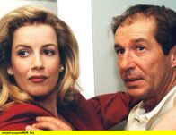In aller Freundschaft – Beim Interimschefarzt Dr. Meyerhoff (Michael Lesch) vergißt Sarah Marquardt (Alexa Maria Surholt) schon mal die Contenance und vor allen Dingen Ort und Zeit...