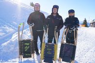 Hoagascht – Philipp Lederwasch (links), Bernhard Lederwasch (mitte) und Helga Lederwasch (rechts) auf der Rodelbahn am Kellerjoch
