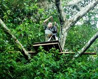 Costa Rica - Regenwald der Österreicher – Universum: "Costa Rica - Der Regenwald der Österreicher", Rund 1,5 Millionen Euro haben die Österreicher für die Rettung eines der artenreichsten Regenwälder gespendet: des Bosque Esquinas im Südosten von Costa Rica. Doch nur die wenigsten haben Gelegenheit, diese Naturschönheit mit eigenen Augen zu bewundern. Das Filmteam führt in die verborgenen Welten des Regenwaldes der Österreicher und zeigt in beeindruckenden Bildern das faszinierende Zusammenspiel von Pflanzen und Tieren und die aufregende tägliche Arbeit der Biologen und Botaniker. Es sind zahlreiche Wunder der Natur, die den Wald zu dem machen, was er ist: eine ungemein komplexe Welt, in der jeder Millimeter bewohnt, bewachsen und genutzt ist.