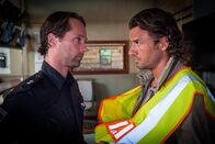 Notruf Hafenkante – Mattes (Matthias Schloo, l.) ist nicht erfreut darüber, dass der Schauspieler Tim Schneider (Stephan Luca, r.) den ganzen Tag bei ihm und Melanie mitfahren wird.