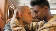 Kino aus Osteuropa: Norwegian Dream – Der polnische Gastarbeiter Robert (Hubert Miłkowski, l.) verliebt sich in seinen norwegischen Kollegen Ivar (Karl Bekele Steinland).; MDR FERNSEHEN NORWEGIAN DREAM Uhr. Ab 16.10.2024, 23:40 Uhr in der ARD-Mediathek. Der polnische Gastarbeiter Robert (Hubert Miłkowski, l.) verliebt sich in seinen norwegischen Kollegen Ivar (Karl Bekele Steinland).