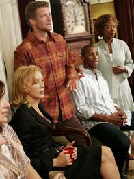 Desperate Housewives – Die Bewohner (v.l.n.r.: Felicity Huffman, Doug Savant, Mehcad Brooks und Alfre Woodard) der Wisteria Lane geraten in Panik, da sich ein Einbrecher in der Nachbarschaft herumtreibt und formieren deshalb eine Nachbarschaftswache ...