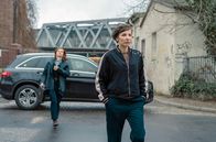 Tatort – KHK Karow hat wochenlang neben einer Leiche gelebt und nichts bemerkt.. Obwohl er nie Kontakt zu dem Mann hatte, betritt Karow spontan die Nachbarwohnung und erklärt sie zum Tatort. Über eine Einbruchserie von jungen Mädchen geraten Karow und Rubin an eines ihrer Opfer, den ehemaligen Richter a.D. Gerd Böhnke, der in der DDR die Todesstrafe verhängte. Gibt es von ihm zu dem Mord eine Verbindung? - Staatsanwältin Jennifer Wieland (Lisa Hrdina) folgt Hauptkommissarin Nina Rubin (Meret Becker) zu einer Leichenschau.