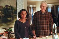 Emergence – Mia Evans (Ashley Aufderheide, l.); Ed (Clancy Brown, r.)