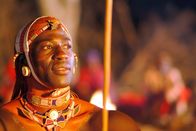 Die weiße Massai – Lassen sich zwei so unterschiedliche Kulturen in einem Leben vereinen? Lemalian (Jacky Ido) ist stolzer Krieger der Samburu, die Kultur seines Volkes ist ein Teil seines Lebens.