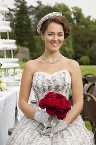 Father Brown – Bunty Pryde (Susannah Fielding) steht kurz vor ihrer Hochzeit. Doch wie lange kann ihr bezauberndes Lächeln anhalten?