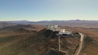 Katastrophen der Erdgeschichte – Das Paranal-Observatorium befindet sich auf dem Berg Cerro Paranal in der Atacama-Wüste in Chile. Es beherbergt das "Very Large Telescope", das unter anderem zur Erforschung von Himmelskörpern außerhalb unseres Sonnensystems eingesetzt wird.