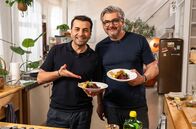 Einfach & köstlich – Resteverwertung bei Einfach und köstlich mit Ali Güngörmüş und Hans Jörg Bachmeier: Rote Bete-Dal mit Ananas-Hühnchen-Spieß und gebackenem Pfannenbrot „Chapati“. Weiteres Bildmaterial finden Sie unter www.br-foto.de.