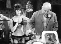 Das Phantom von Soho – Corinne Smith (Helga Sommerfeld) lockt den wohlhabenden Lord Malhouse (Hans Nielsen) in ein Hotel. Dabei ahnt sie jedoch nicht, dass sie dort eine böse Überraschung erwartet.