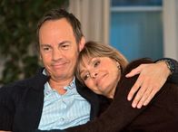 In aller Freundschaft – Yvonne (Maren Gilzer) erzählt ihrem Freund Steffen Frahm (Moritz Lindbergh), warum es mit ihrem Bruder so schwierig ist. Sie ist froh, einen Menschen, wie Steffen, gefunden zu haben.