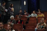Two and a Half Men – Charlie (Charlie Sheen, r.) hat sich nach der Trennung von seiner Verlobten Chelsea (Jennifer Taylor, 2.v.l.) total zurückgezogen. Alan (Jon Cryer, 2.v.r.) versucht, seinen Bruder wieder unter Menschen zu bringen und lädt ihn ins Kino ein. Aber ausgerechnet dort stoßen sie auf Chelsea und ihrem neuen Lover Brad (Steven Eckholdt, l.) ...