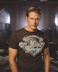 Charmed - Zauberhafte Hexen – (8. Staffel) - Kennt er die wahre Identität von Phoebe?: Dex Lawson (Jason Lewis) ...; (8. Staffel) - Kennt er die wahre Identität von Phoebe?: Dex Lawson (Jason Lewis) ...