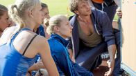 Der Lehrer – Stefans (Hendrik Duryn) Schülerin Kim (Mira Wegert, M.) hat ihr Leben bereits durchgeplant und richtet alles auf ihre Profi-Karriere als Sportlerin aus, bis es bei einer Trainingseinheit zu einem Unfall kommt... (l. Komparsen)