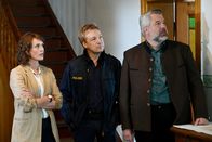 Die Rosenheim-Cops – Kommissarin Andresen (Sophie Melbinger, l.), Polizeihauptmeister Mohr (Max Müller, M.) und Kommissar Stadler (Dieter Fischer, r.) ermitteln im Fall eines ermordeten Milchbauern.