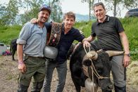 Reporter Spezial – Kuh Paulina gewinnt den zweiten Platz im Ehringer Kuhkampf: Donat Hofer (M.) und Paulinas Besitzer