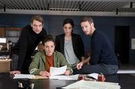 Tatort – v.l. Hauptkommissar Adam Schürk (Daniel Sträßer), Hauptkommissarin Pia Heinrich (Ines Marie Westernströer), Hauptkommissarin Esther Baumann (Brigitte Urhausen) und Hauptkommissar Leo Hölzer (Vladimir Burlakov)