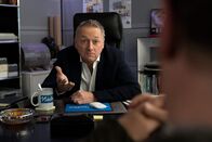 Die Chefin – Paul Böhmer (Jürgen Tonkel, r.) spricht mit dem Vorgesetzten Piloty (Markus Hering, l.) der verstorbenen Journalistin Nadja Darii (Barbara Elisabeth Bühl) über den Vorfall und befragt ihn zur Tatnacht.