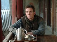 Die Kinder der Seidenstraße – Der britische Reporter George Hogg (Jonathan Rhys Meyers) wird 1937 in den fernen Osten entsandt, um über den japanisch-chinesischen Krieg zu berichten. Der junge Heißsporn, von den Einheimischen Ho Ke genannt, tritt zunächst als Draufgänger in Erscheinung. Doch die Freundschaft mit elternlosen Kindern wird seine Weltsicht für immer verändern.