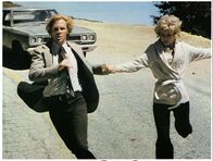 Familiengrab – Suchen einen verschwundenen Erben und geraten prompt in Lebensgefahr: Wahrsagerin Blanche Tyler (Barbara Harris, r.) und Taxifahrer George Lumley (Bruce Dern, l.) ...